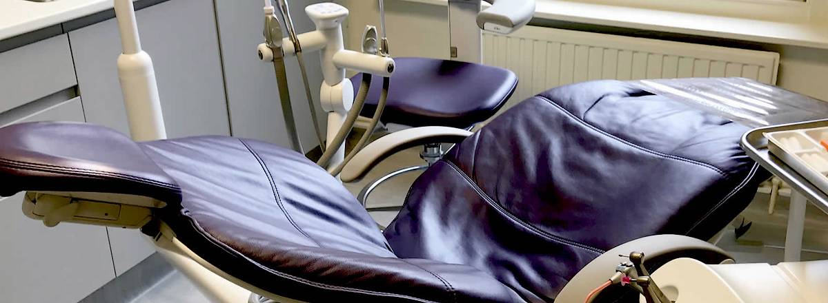 Dental chair with dentist's treatment seat